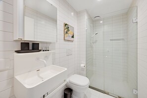 Bathroom - 3 Bedroom CBD Apartment with Pool, Gym & Spa with Gorgeous City Views (Melbourne)