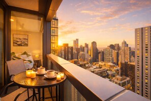 Outdoor dining - 3 Bedroom CBD Apartment with Pool, Gym & Spa with Gorgeous City Views (Melbourne)