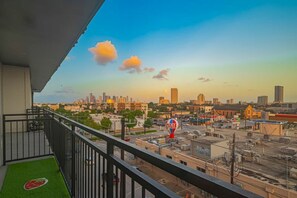 Property grounds - Cozy Dreamy Pink Rodeo Getaway On Washington (Houston)