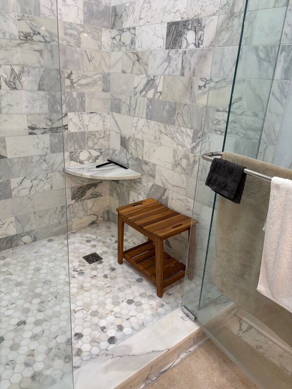 Hair dryer, bidet, towels, soap - Luxury Downtown Indy • Walk to NCAA Final Four • On American Legion Mall (Indianapolis)