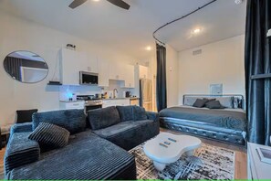 Iron/ironing board, WiFi, bed sheets - Cozy Theater Studio - Houston Rodeo NRG (Houston)