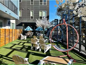 Outdoor dining - Peaceful Heights One-Bed - Views & Comfort (Houston)