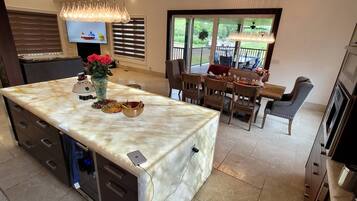 Maison, plusieurs chambres, piscine privée | Intérieur