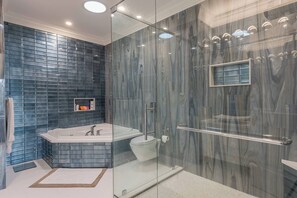 Casa, vários quartos, piscina particular | Banheiro