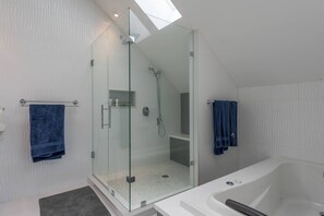 House, Multiple Bedrooms, Private Pool | Bathroom - Devlok- Mystique Mansion 7 Br-sleep 16 Kawartha (Trent Lakes)