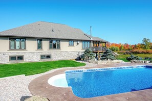 Pool - Devlok- Mystique Mansion 7 Br-sleep 16 Kawartha (Trent Lakes)