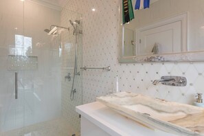 Casa, vários quartos, piscina particular | Banheiro