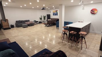 Maison, plusieurs chambres, piscine privée | Salle de séjour