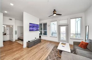 Living area - Luxury Gold Heights 1BR w- Skyline Views (Houston)