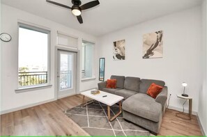 Living area - Luxury Gold Heights 1BR w- Skyline Views (Houston)