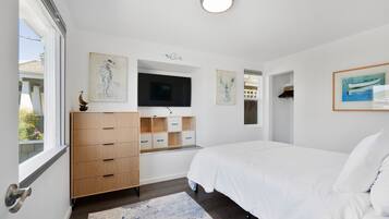 2 bedrooms, desk, iron/ironing board, WiFi