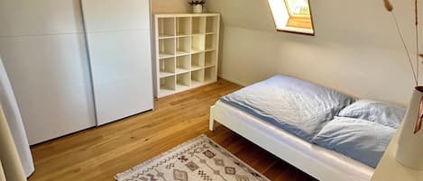 Bureau, fer et planche à repasser, lit de bébé portatif, Wi-Fi