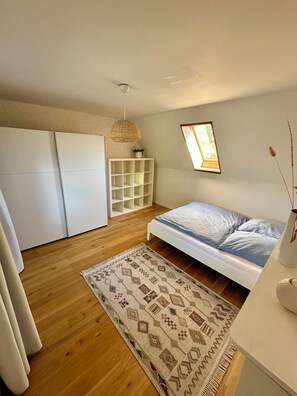 Skrivebord, strykejern/-brett, reiseseng for barn og wi-fi