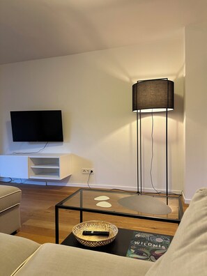 Living area - Vacation home for 8 people with natural garden, fireplace & lots of space, near the North Sea (Wesselburen)