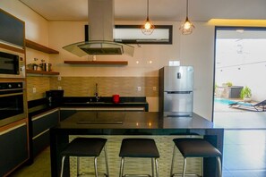 Refrigerador, microondas, horno y cafetera y tetera 