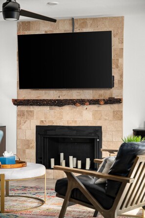 TV - The Swift | Detached Game Room | Heated Pool (Glendale)