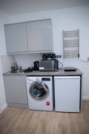 Private kitchen - Modern 1 Bedroom Apartment in Quiet Tilbury Town (Tilbury)