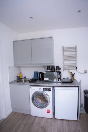 Laundry - Modern 1 Bedroom Apartment in Quiet Tilbury Town (Tilbury)