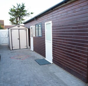 Property grounds - Modern 1 Bedroom Apartment in Quiet Tilbury Town (Tilbury)