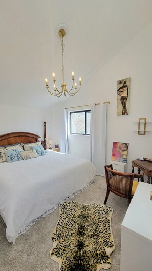 3 habitaciones, escritorio y ropa de cama