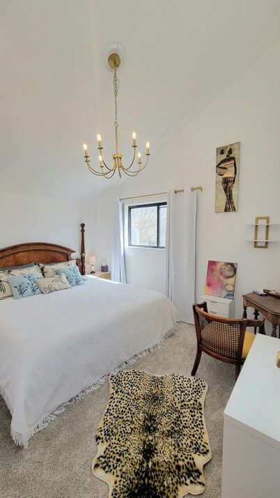 3-bedroom/ 2 bath fully designer-remodeled house in central Albuquerque, by UNM