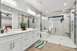Shower, hair dryer, towels, soap - Zion Canyon Mist Resort House (Hurricane)
