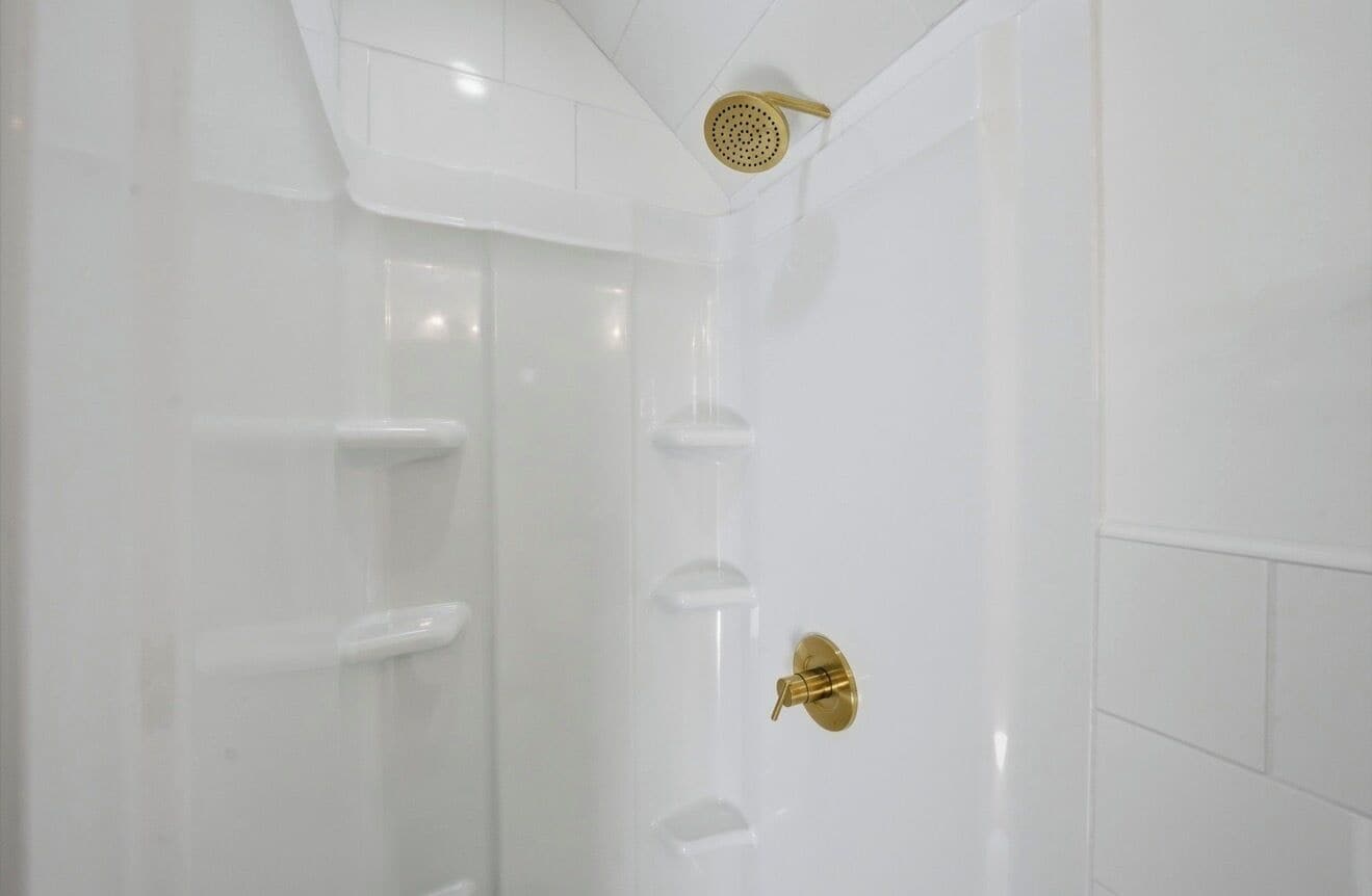 Secador de pelo, toallas, jabón y papel higiénico
