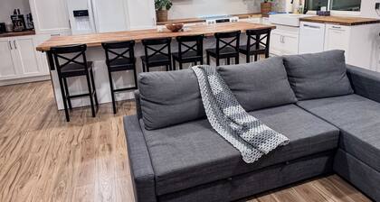 Family Friendly Modern 3-bedroom Cottage w/ central AC & high end appliances