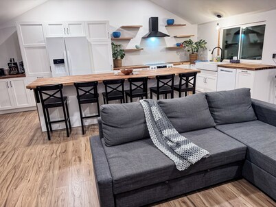 Family Friendly Modern 3-bedroom Cottage w/ central AC & high end appliances