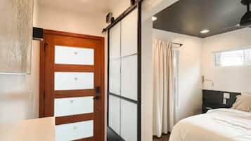 Iron/ironing board, Internet, bed sheets
