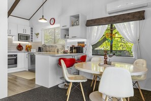 Kylskåp, mikrovågsugn, ugn och spishäll