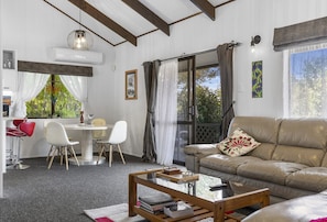 TV - Family-Friendly 3BR Home Close to Lake Taupō (Taupō)