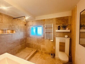 Hair dryer, towels, soap, shampoo - Villa Sainte Anne whole house and Spa overlooking the Alpilles (Sénas)