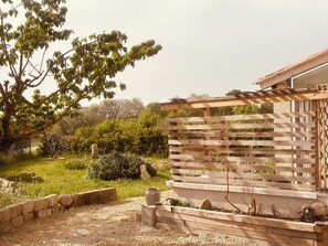 Property grounds - Villa Sainte Anne whole house and Spa overlooking the Alpilles (Sénas)