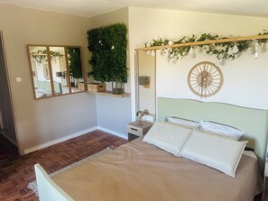 2 bedrooms, in-room safe, iron/ironing board, free WiFi - Villa Sainte Anne whole house and Spa overlooking the Alpilles (Sénas)
