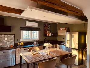 Fridge, microwave, oven, stovetop - Villa Sainte Anne whole house and Spa overlooking the Alpilles (Sénas)