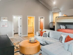 Room - 3 King Suites, Bunk Room, Pool & Pickleball (Hurricane)