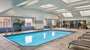 Hotellissa on sisäuima-allas, jossa on kirkasta, sinistä vettä, kattolasista valokuvioita ja oleskelualueita.