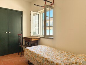 Tabla de planchar con plancha, internet y ropa de cama 