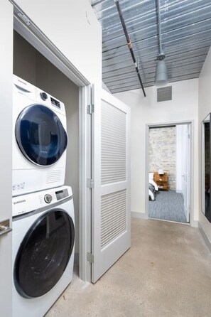 Interior - Spacious Luxury 2BR Apt with Gym, Parking, and Rooftop (Milwaukee)