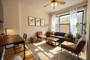 TV, books - Flexhome Ukrainian Village • 2BR • Convenient Walkability · Sleeps 6 (Chicago)