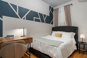 Room - Flexhome Ukrainian Village • 2BR • Convenient Walkability (Chicago)