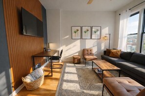 TV, books - Flexhome Ukrainian Village • 2BR • Convenient Walkability · Sleeps 6 (Chicago)