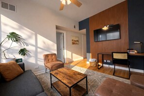 TV, books - Flexhome Ukrainian Village • 2BR • Convenient Walkability · Sleeps 6 (Chicago)
