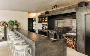 Frigorifero, forno, piano cottura, macchina per tè/caffè