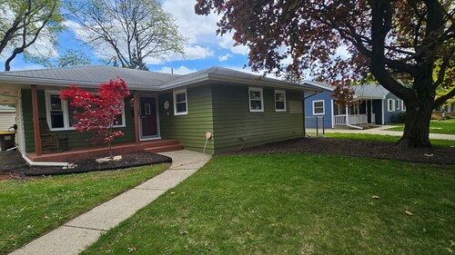 Cozy, Welcoming, Tidy 3-bedroom house with pool table and EV charger in Rockford