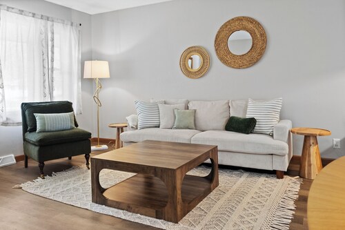 Cozy, Welcoming, Tidy 3-bedroom house with pool table and EV charger in Rockford