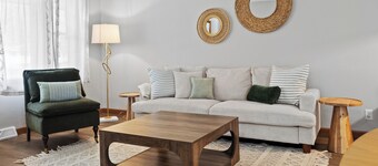 Cozy, Welcoming, Tidy 3-bedroom house with pool table and EV charger in Rockford