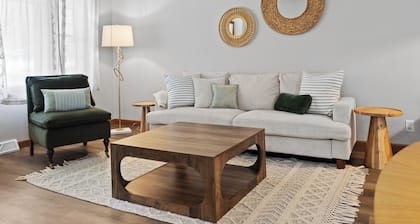 Cozy, Welcoming, Tidy 3-bedroom house with pool table and EV charger in Rockford