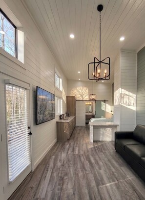 Living area - Luxury Tiny Home #21 - 15 Minutes from Sedona (Cottonwood)